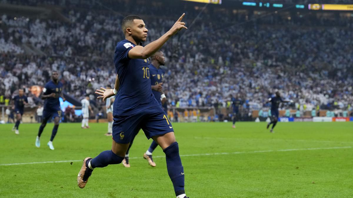 Prevén oferta millonaria por Mbappé; valor de mexicanos cae