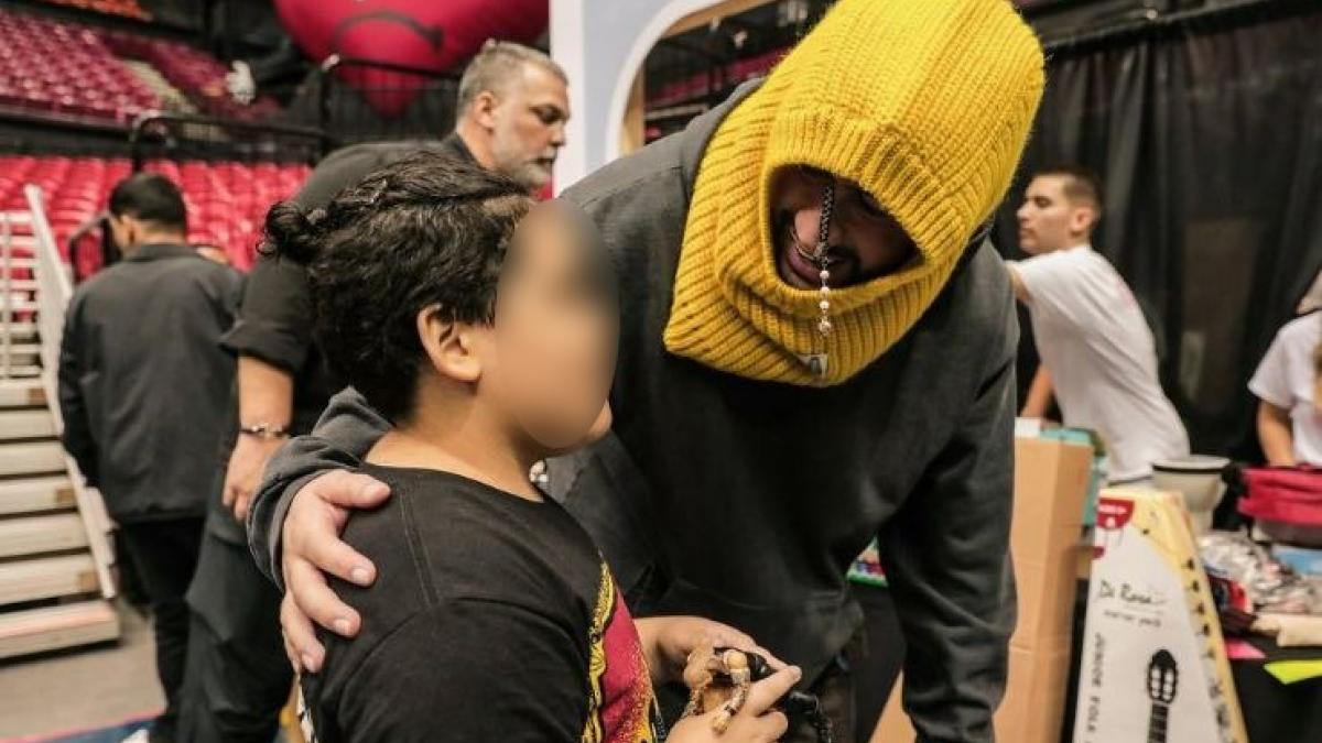 Bad Bunny reparte más de 20 mil regalos a niños de escasos recursos por Navidad