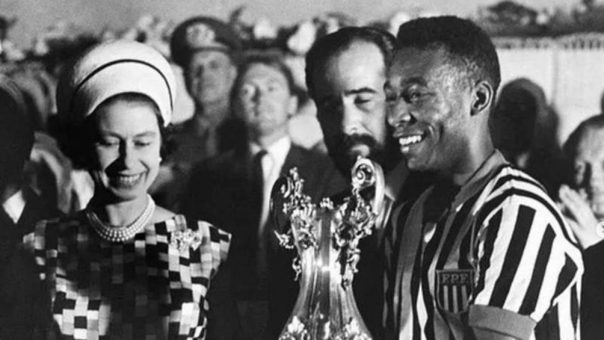 El día que Pelé conoció a la reina Isabel II y cuando lo nombró caballero (FOTOS)