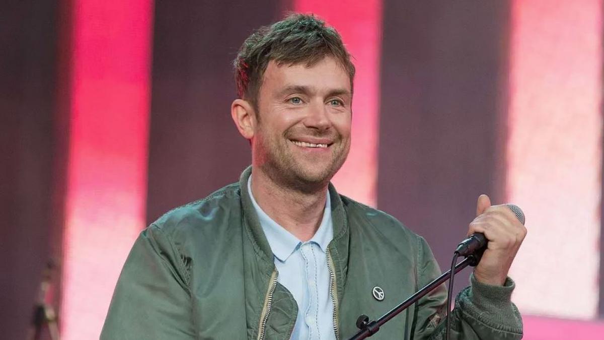 Captan a Damon Albarn en la CDMX llevando comida corrida (FOTO)