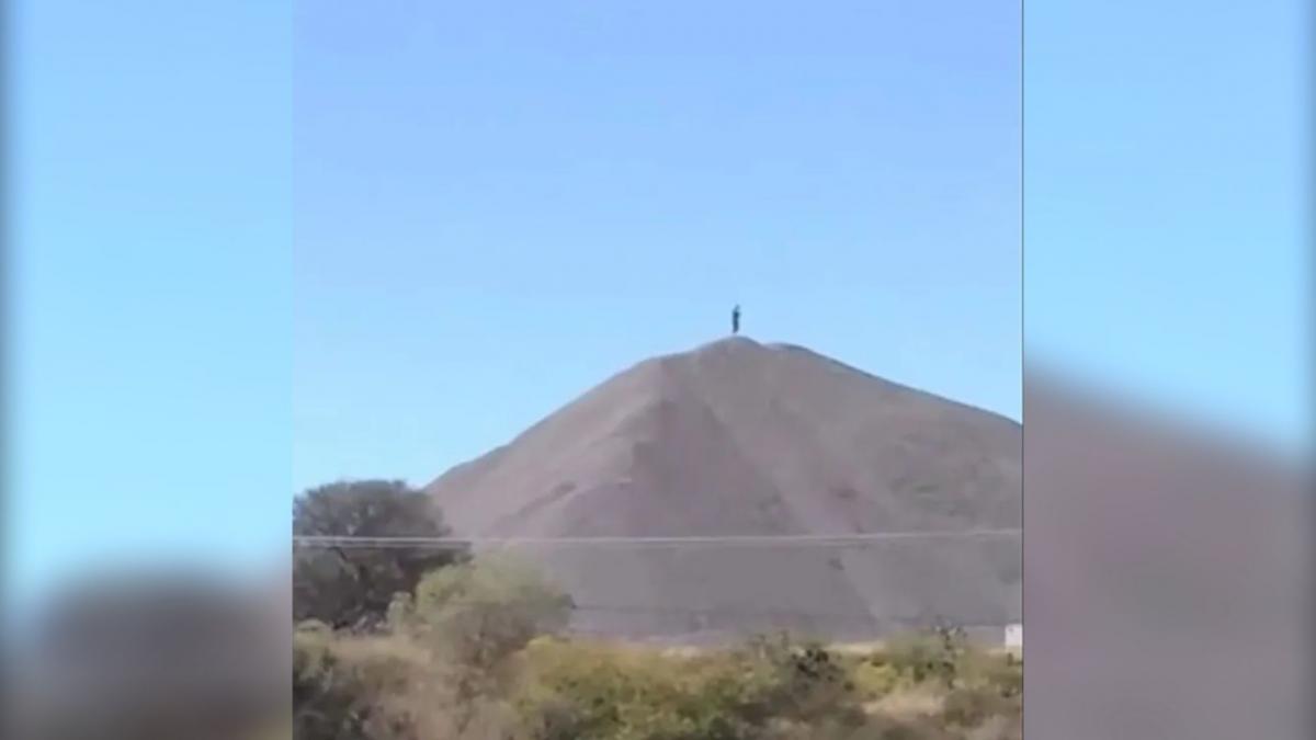 Conductor de tráiler capta a supuesto gigante en la cima de un cerro (VIDEO)