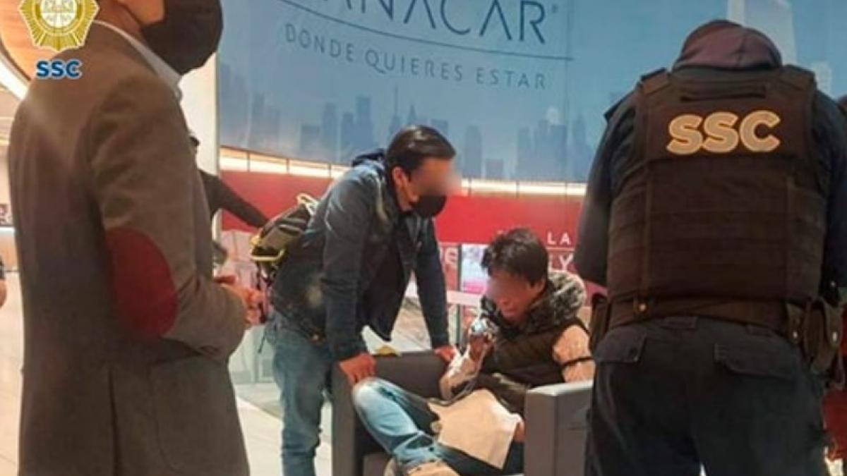 Policías salvan a joven que quería atentar contra su vida en centro comercial de Mixcoac