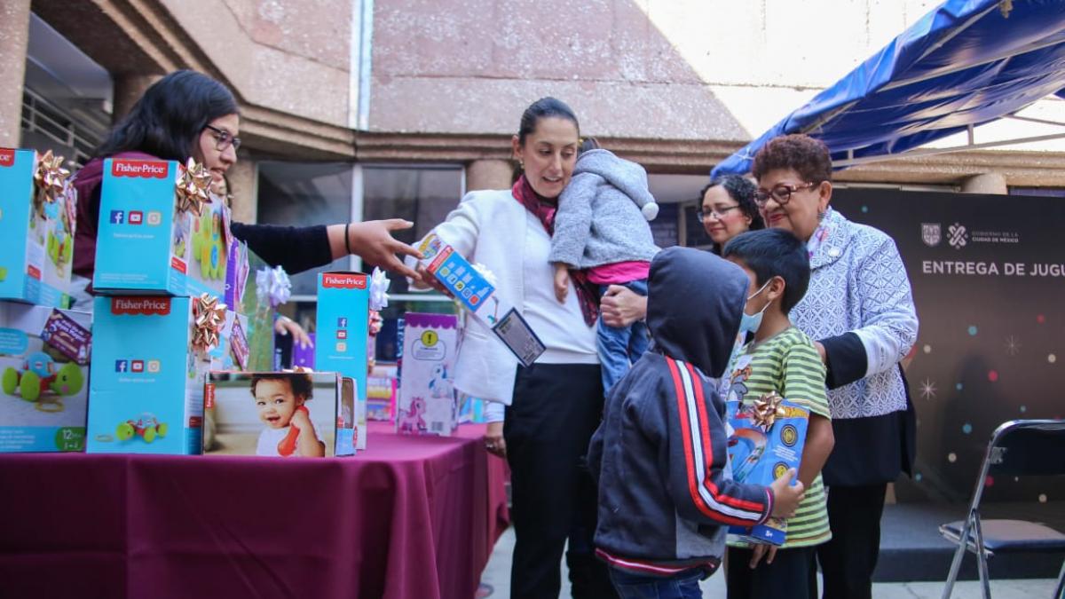 Sheinbaum entrega regalos por Día de Reyes