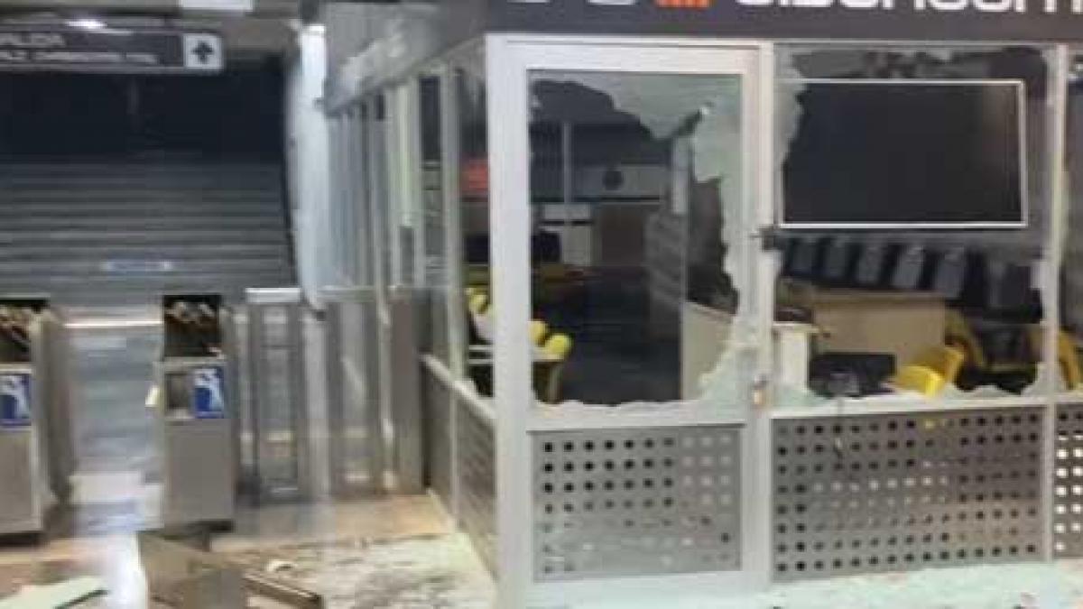 Reportan actos vandálicos en Metro Chabacano, en protesta por choque de trenes en L3