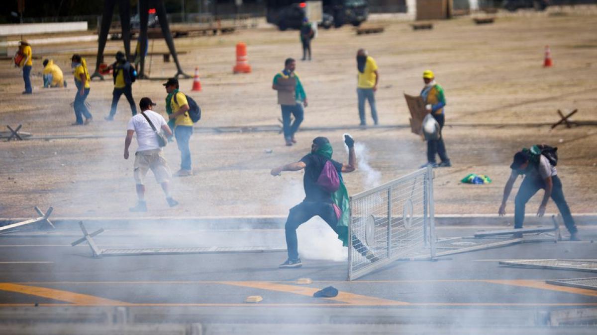 "Antidemocrático": AMLO reprueba "intento golpista" en Brasil