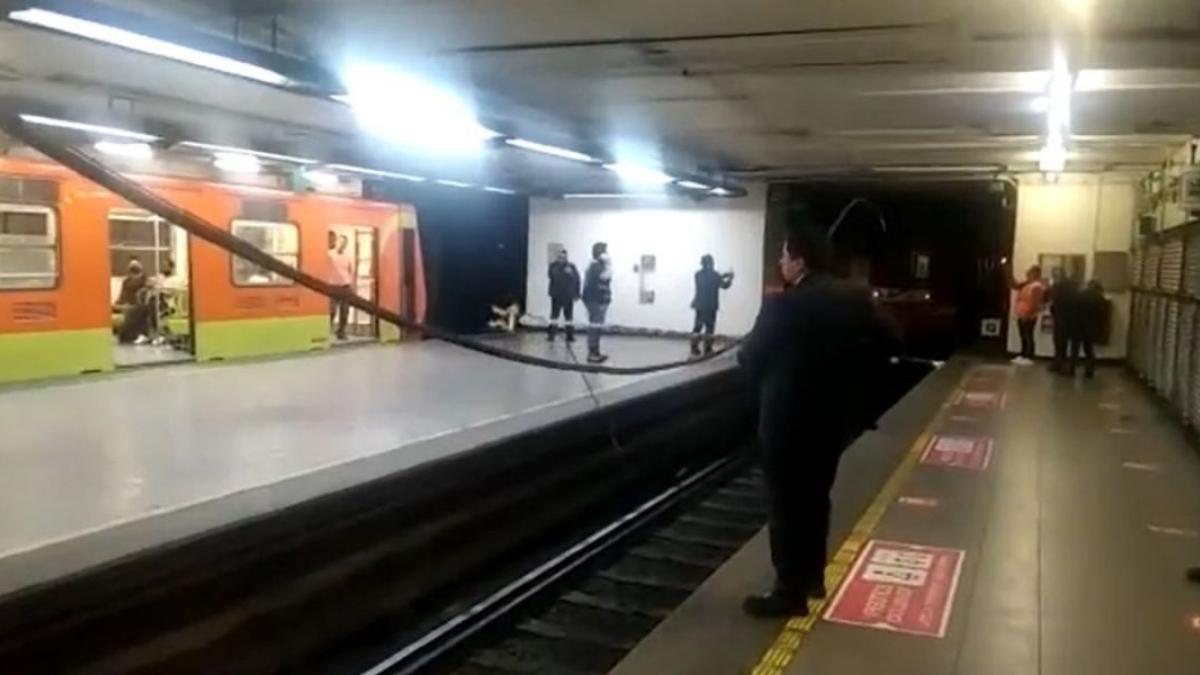 Metro CDMX: Cae cable en andén de la estación Salto del Agua, en L8