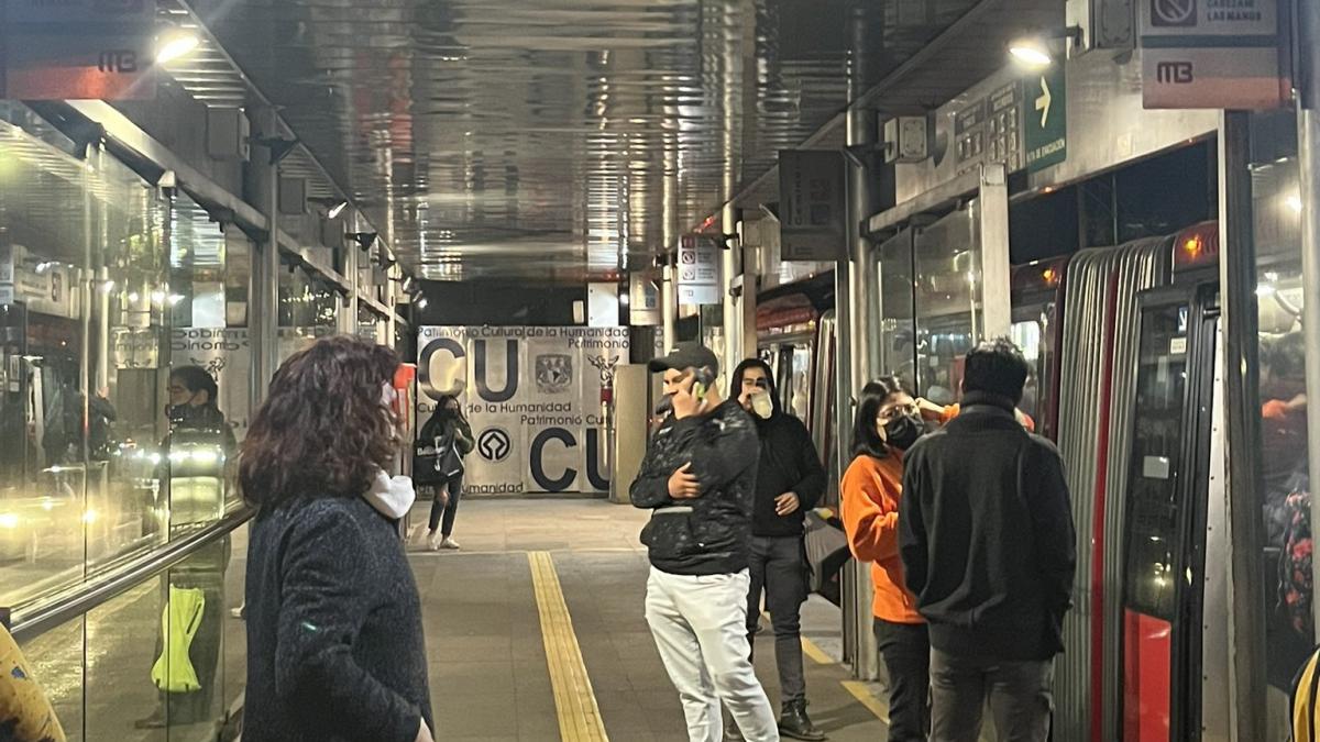 Metrobús frena de emergencia y deja 10 personas lesionadas en CU