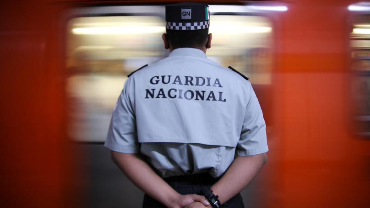 Metro CDMX: Denuncian acto de homofobia de elemento de la GN en Línea 2