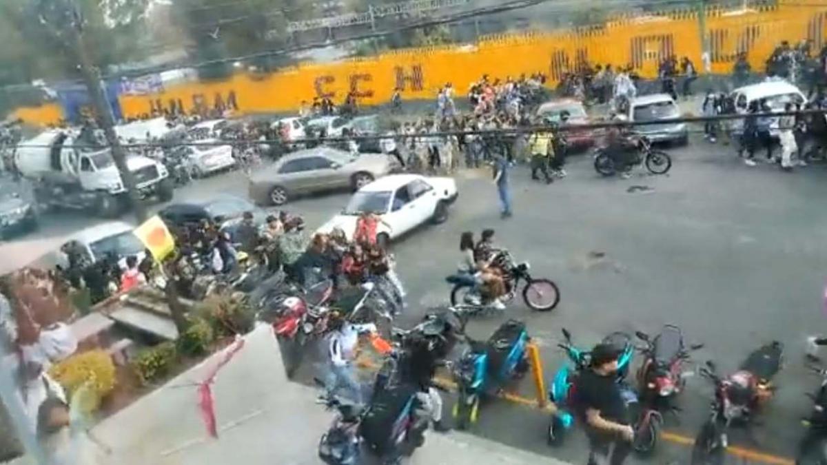 Desalojan CCH Naucalpan por agresión de grupo porril; hay un alumno herido