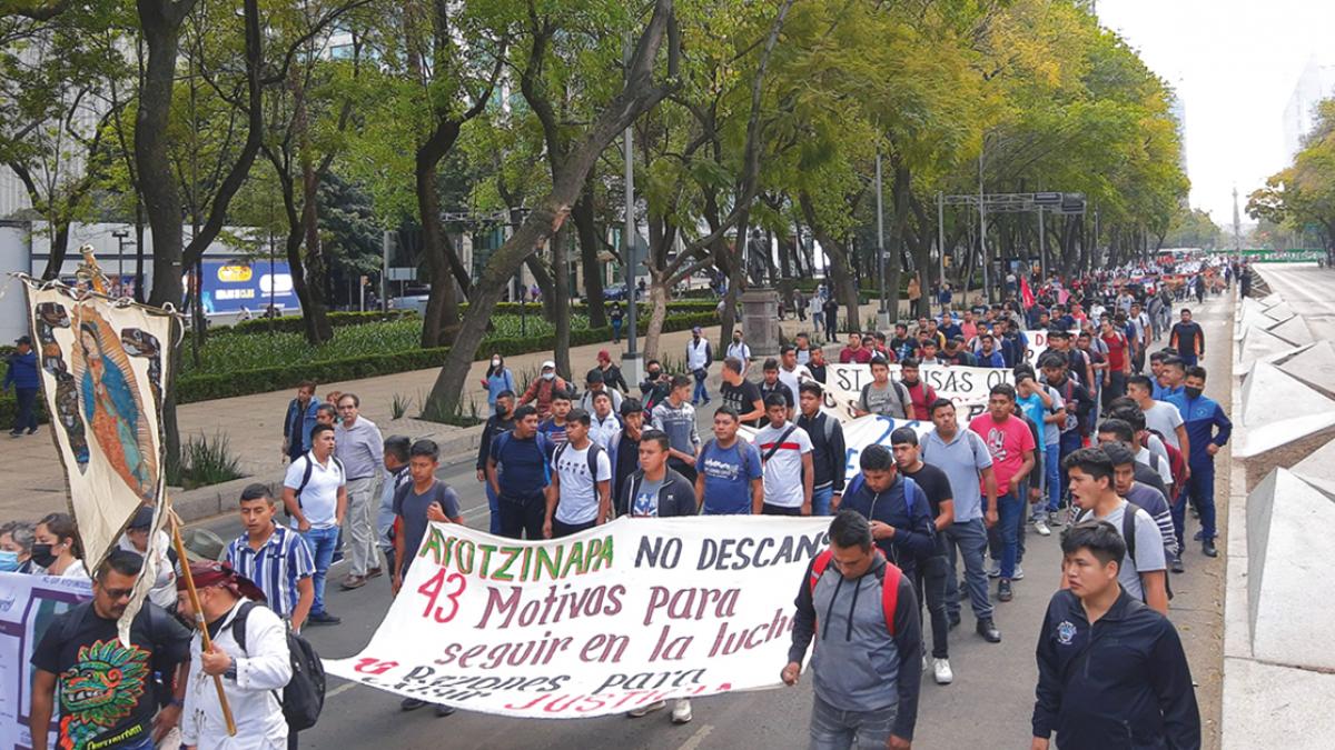 Padres y madres de 43 normalistas desaparecidos acusan engaños con paraderos falsos de sus hijos