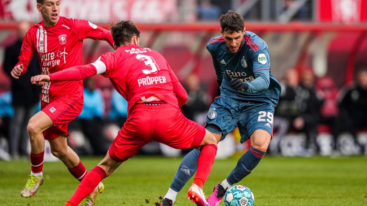 VIDEO: Santiago Giménez se luce con GOLAZO de cabeza en empate del Feyenoord