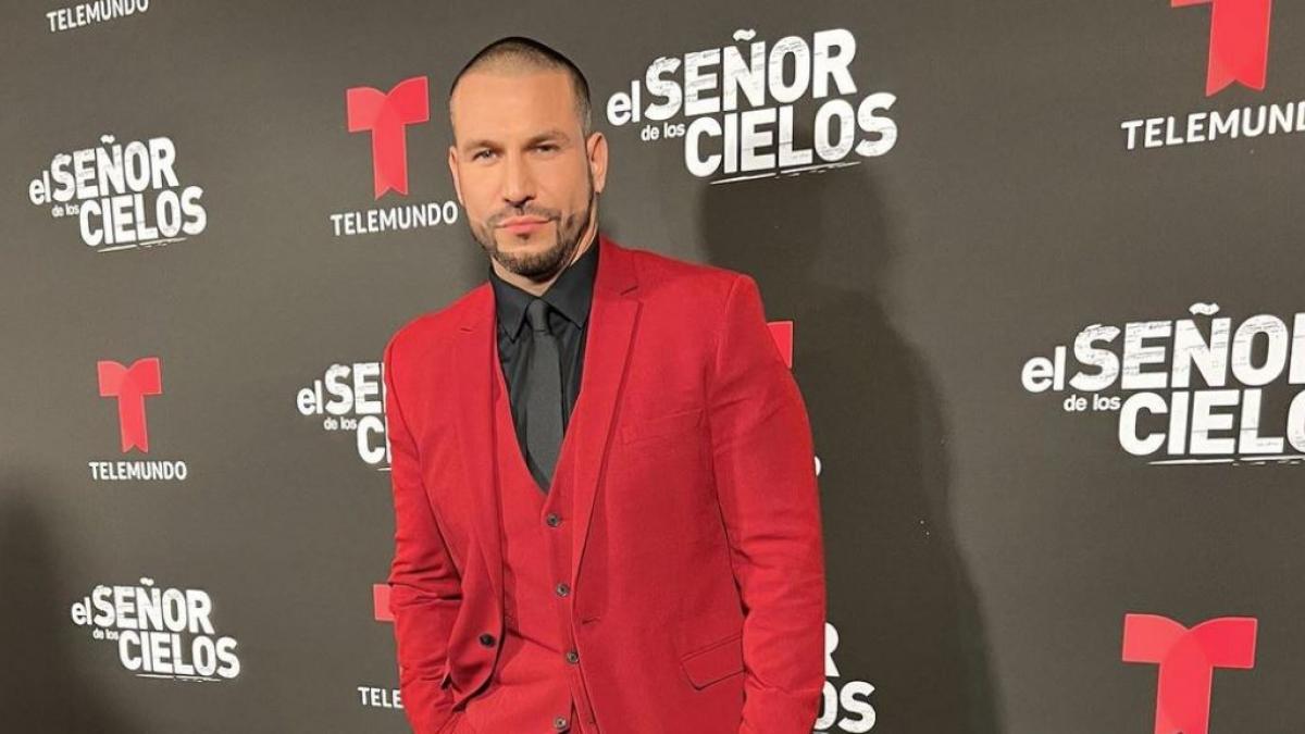 Rafael Amaya presume su abdomen marcado y se burlan de él por usar Photoshop (FOTO)