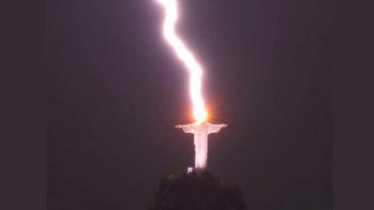 Rayo impacta al Cristo Redentor en Río de Janeiro; persistente fotógrafo captura el momento