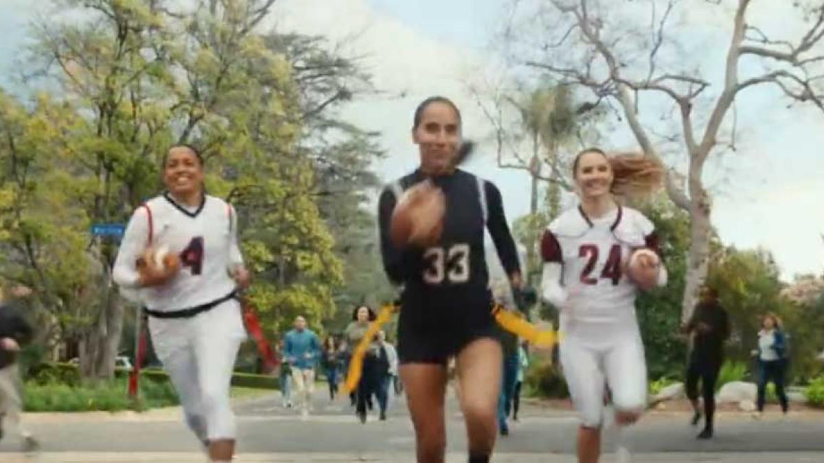 Diana Flores, estrella mexicana de Flag Football, destaca "en vivo" durante el Super Bowl LVII