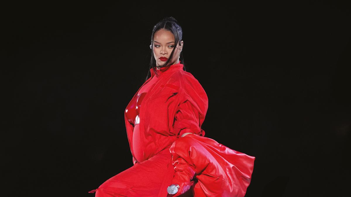 Rihanna tiene un espectacular regreso y presume embarazo