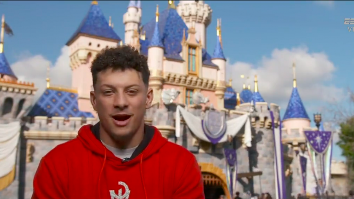 VIDEO: Patrick Mahomes cumple con la tradición y desfila en Disney tras ganar el Super Bowl