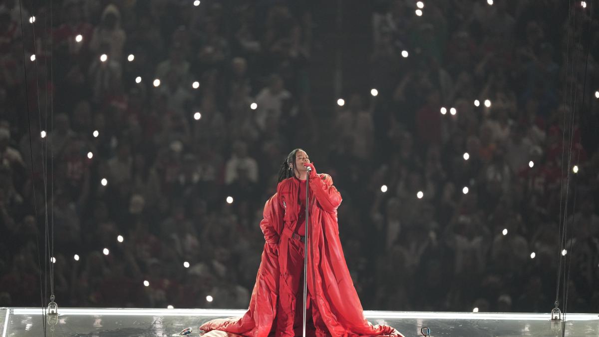 Super Bowl 2023 | Rihanna: ¿Cuánto valen y de qué marca son los lujosos tenis que utilizó en el show del medio tiempo?