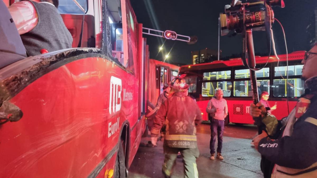 Unidades del Metrobús Línea 4 chocan por condiciones climatológicas