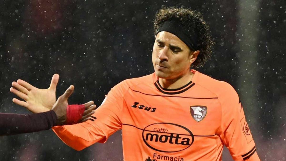 Serie A: Memo Ochoa “provoca” que aficionados del Salernitana ataquen a su portero