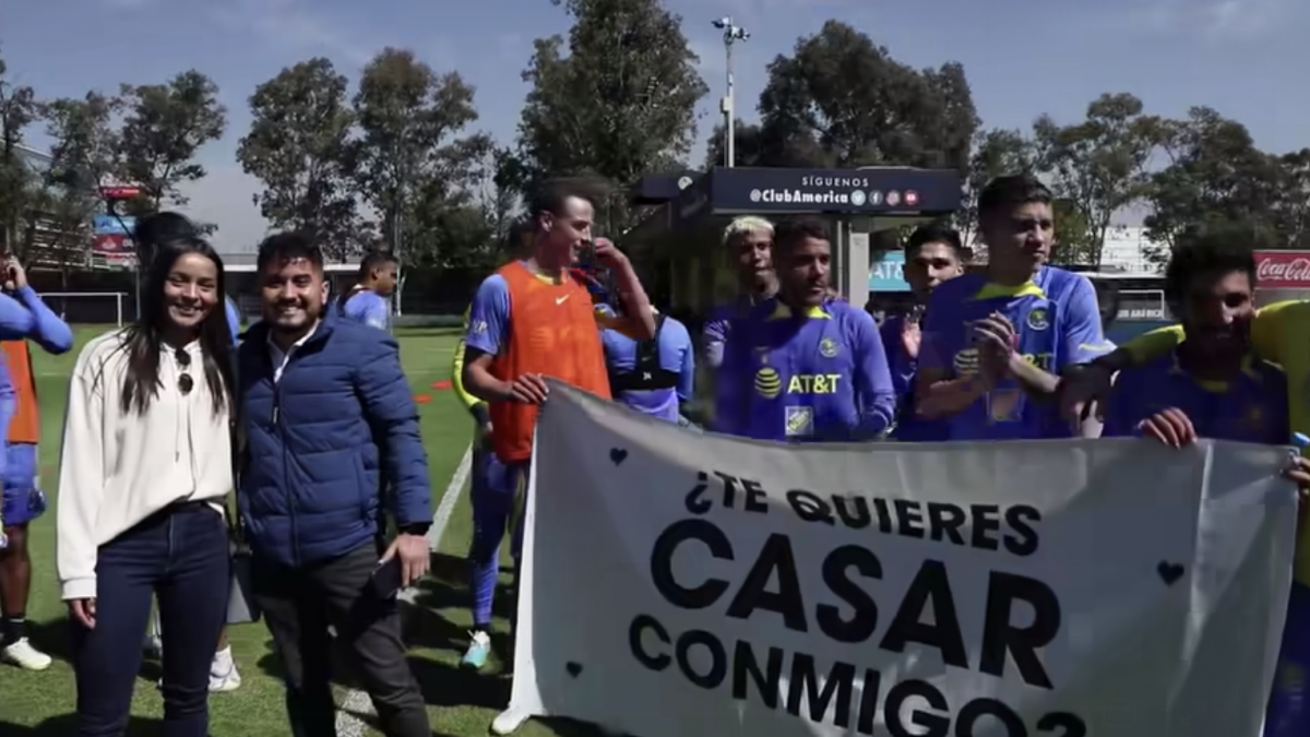 América: Aficionado de las Águilas le pide matrimonio a su novia con la ayuda de los jugadores (VIDEO)