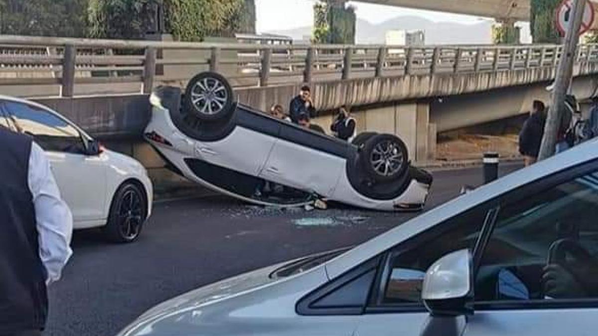 ¡Toma tus precauciones! Auto vuelca en Periférico y provoca tráfico al sur de la Ciudad