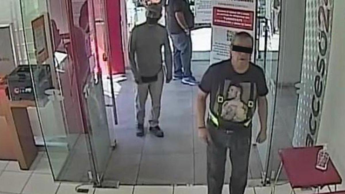 Detienen a presunto asaltante de 70 años tras robo a banco en la colonia Roma