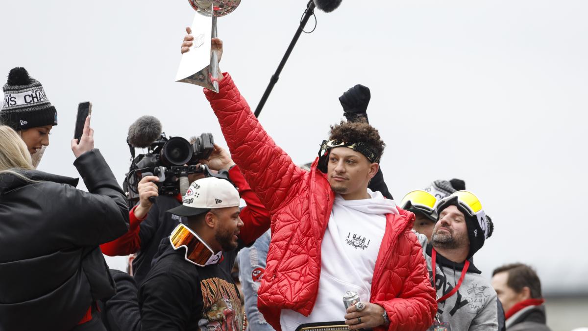 NFL: Patrick Mahomes regala trofeo Vince Lombardi a aficionado durante festejos de los Chiefs (VIDEO)