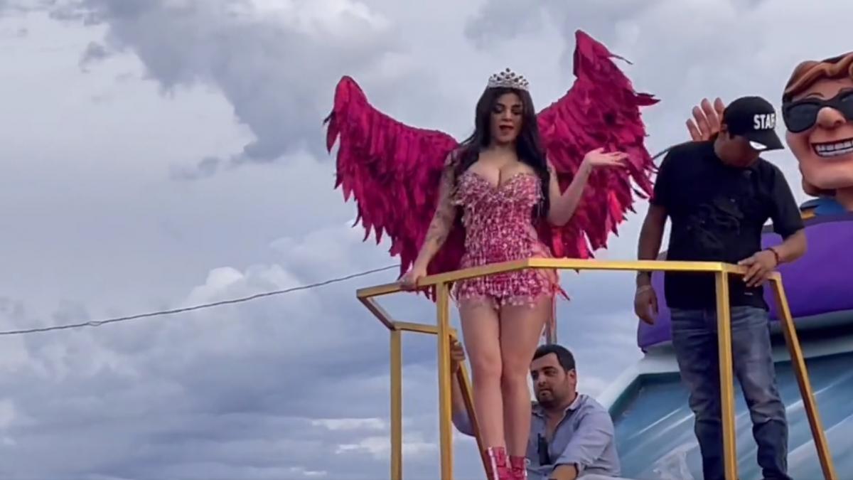 Karely Ruiz va al Carnaval de Guaymas y la reciben a huevazos; así reaccionó ella (VIDEO)