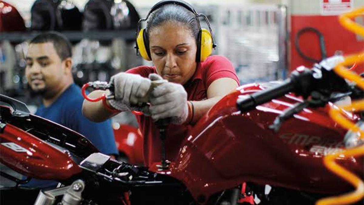 Mujeres trabajan 6.2 horas más que los hombres, revela Inegi