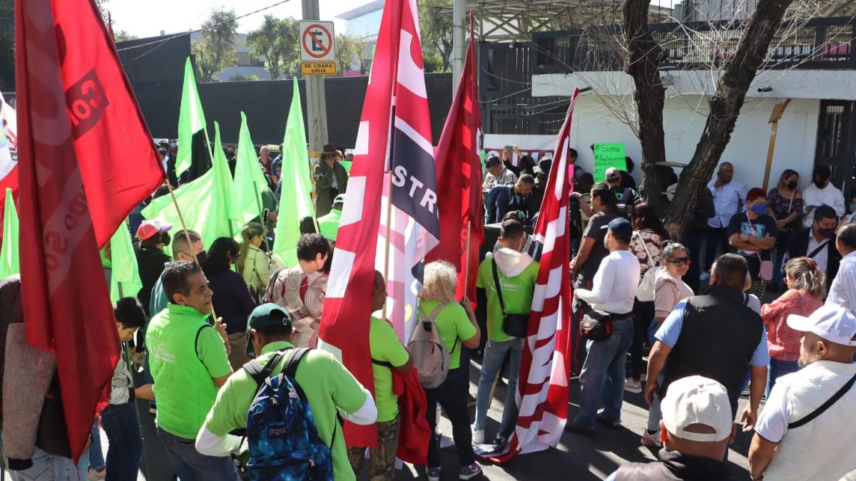 Simpatizantes de la 4T protestan afuera del INE