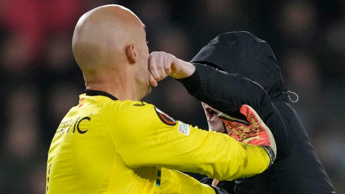 Europa League: ¡Inaudito! Portero del Sevilla recibe puñetazo en la cara de un aficionado rival (VIDEO)