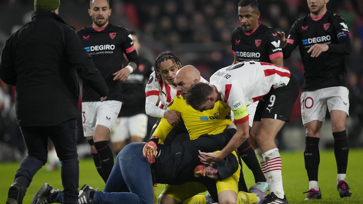 ​VIDEO: UEFA investiga el BRUTAL ataque de un fan al portero del Sevilla en la Europa League