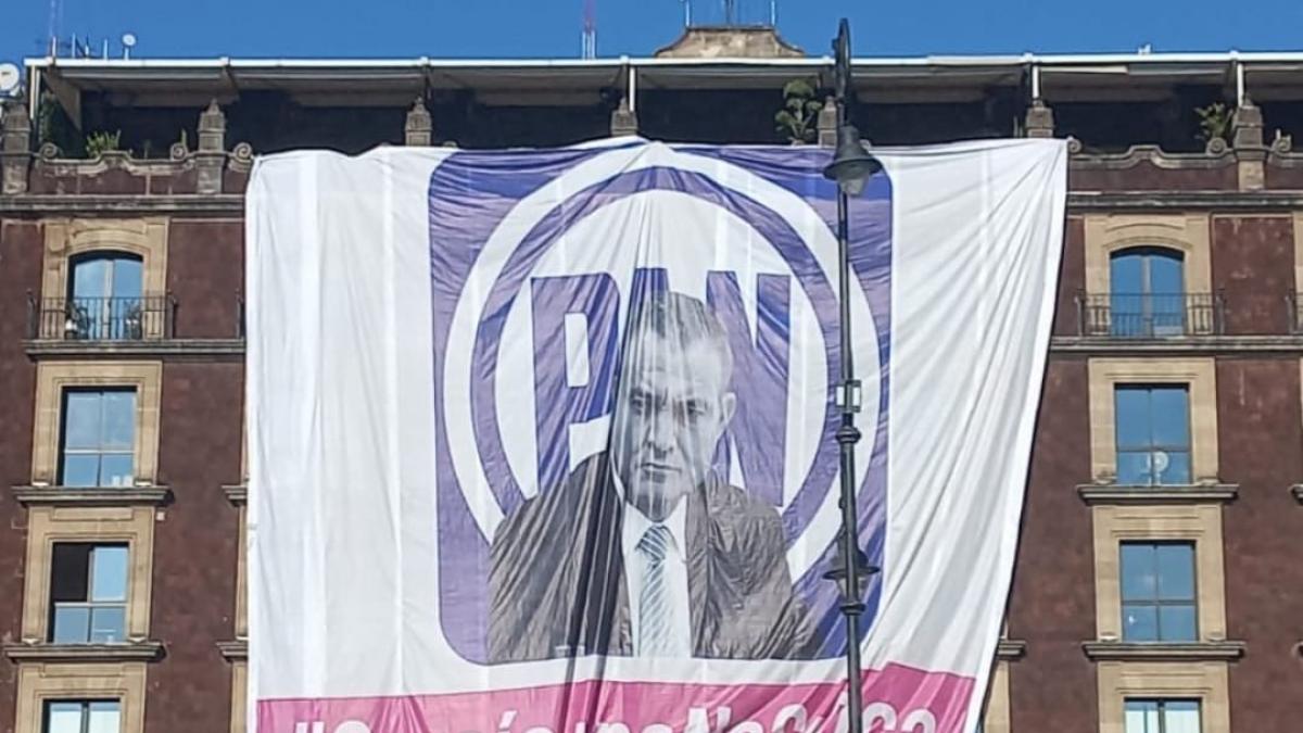 Marcha en defensa del INE. Aparecen carteles y letreros con el rostro de García Luna en Centro Histórico