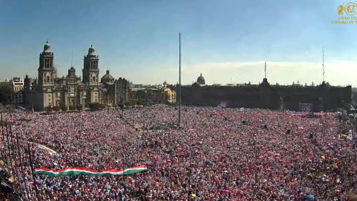 Con un Zócalo repleto y pintado de playeras rosas, inician mensajes en apoyo al INE