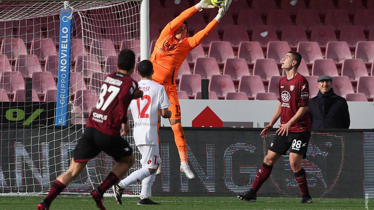 Serie A: Memo Ochoa vuelve a la titularidad y el Salernitana GOLEA al Monza (VIDEO)