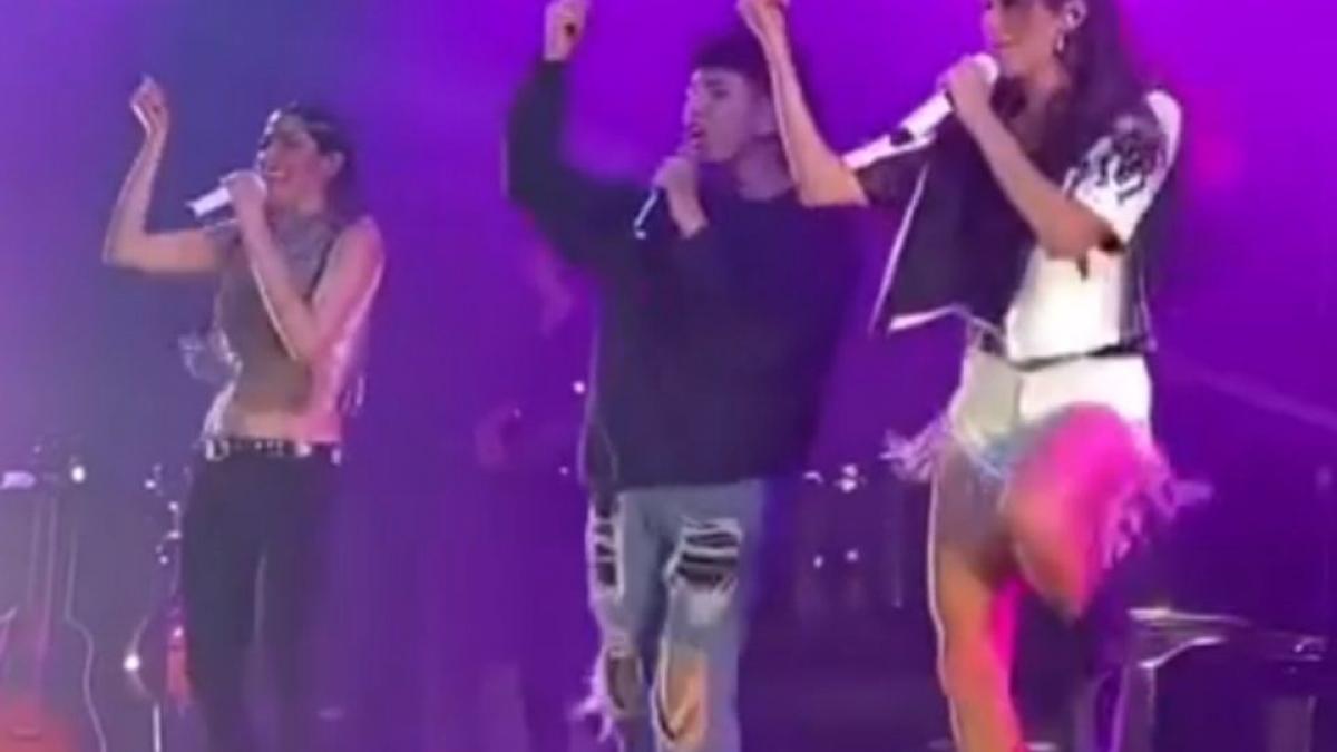 Fan de Ha*Ash se brinca la seguridad y se sube a bailar con ellas en concierto (VIDEO)