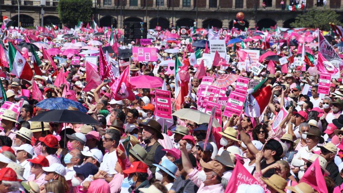 Marcha en defensa del INE. Bloqueador, playeras rosas y “lomitos”: así llegaron miles al Zócalo