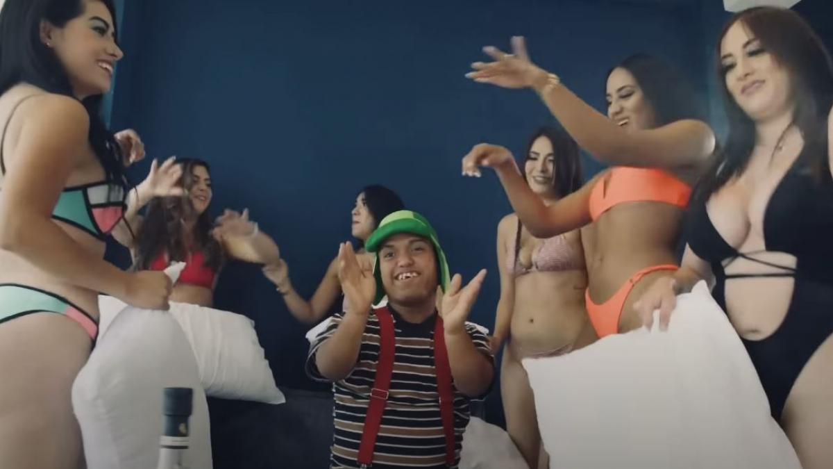 Medio Metro original aparece en VIDEO musical de banda y saca sus famosos pasos