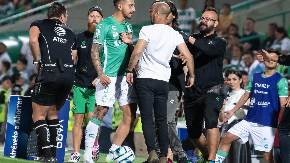 Liga MX: Jugador de Santos se encara con DT del Puebla y casi llegan a los golpes (VIDEO)