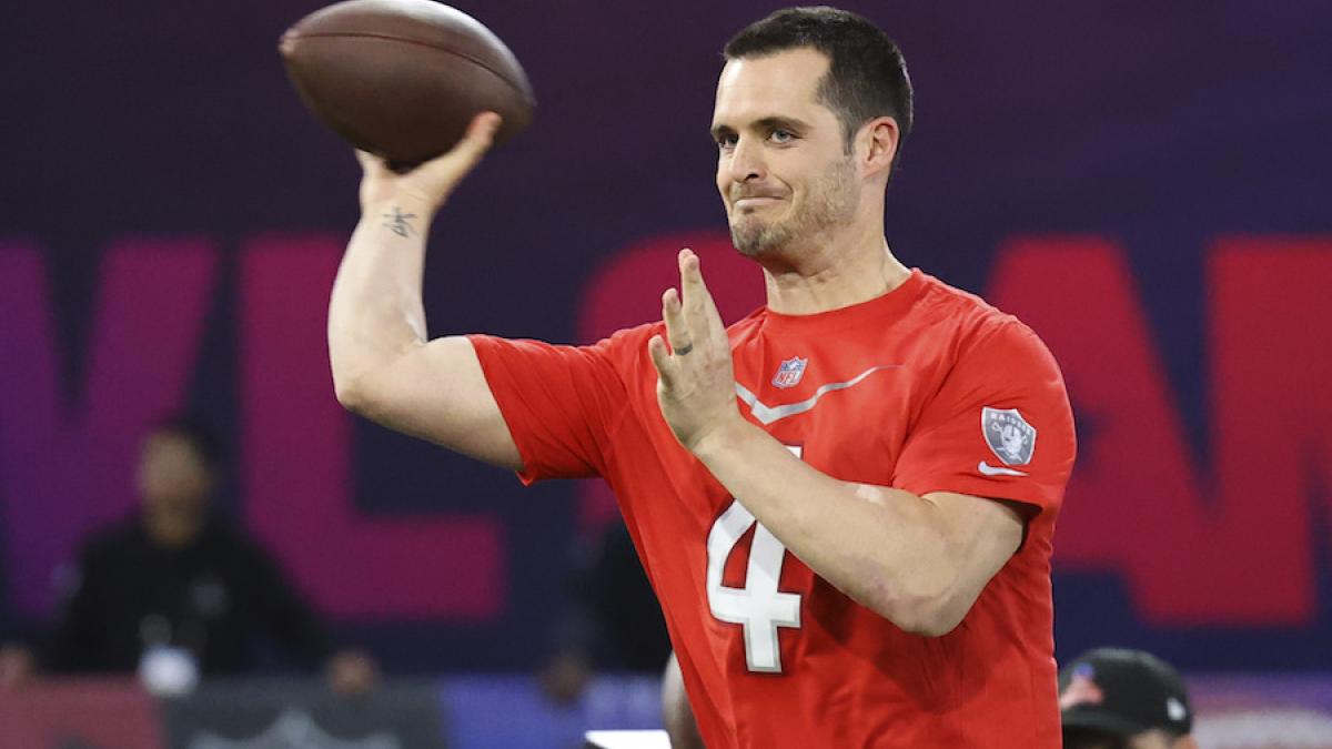 Derek Carr llega a los Saints por cuatro años