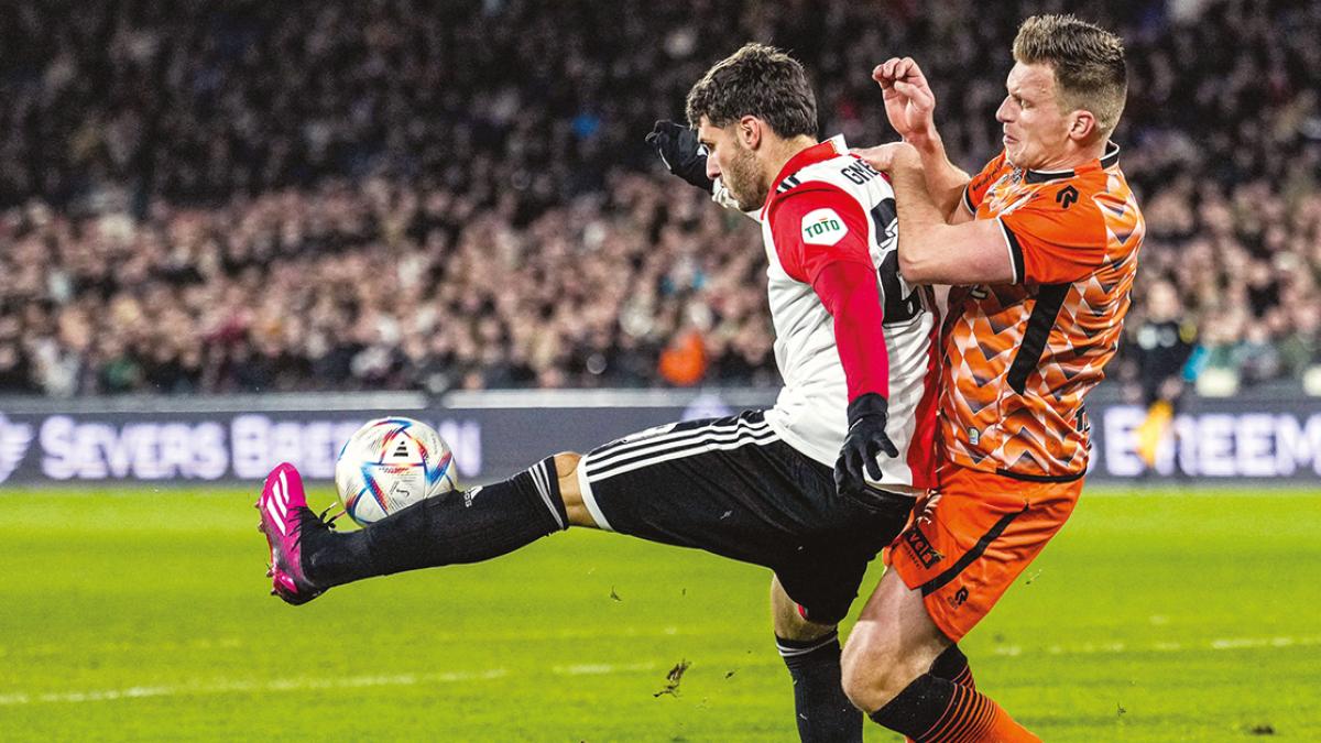 Álvarez y Giménez marcan en victorias de Ajax y Feyenoord