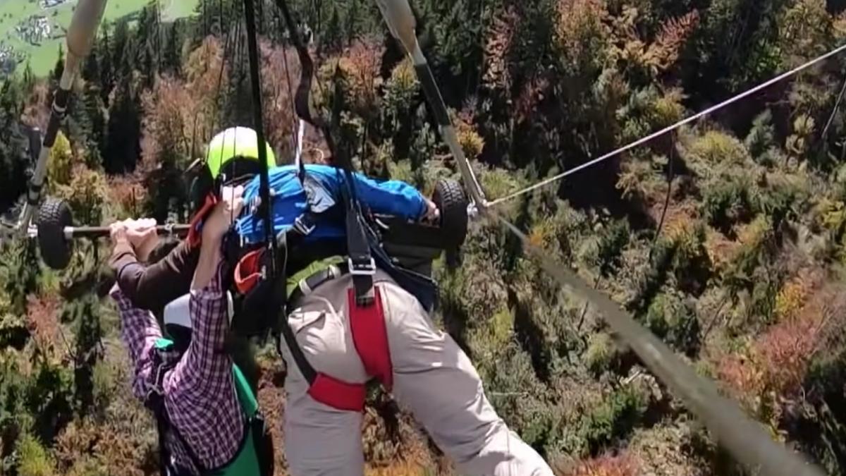 VIDEO. Hombre queda colgado de un parapente al no estar asegurado correctamente