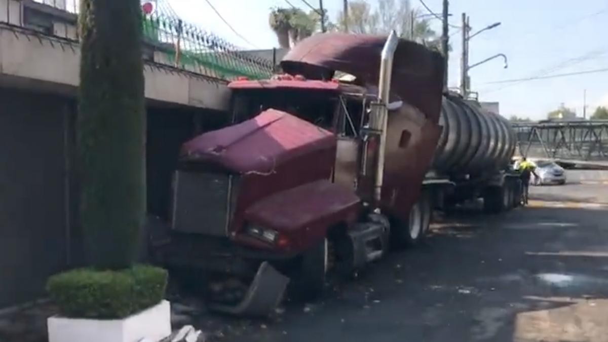 Iztapalapa. Choca pipa de agua contra tres casas