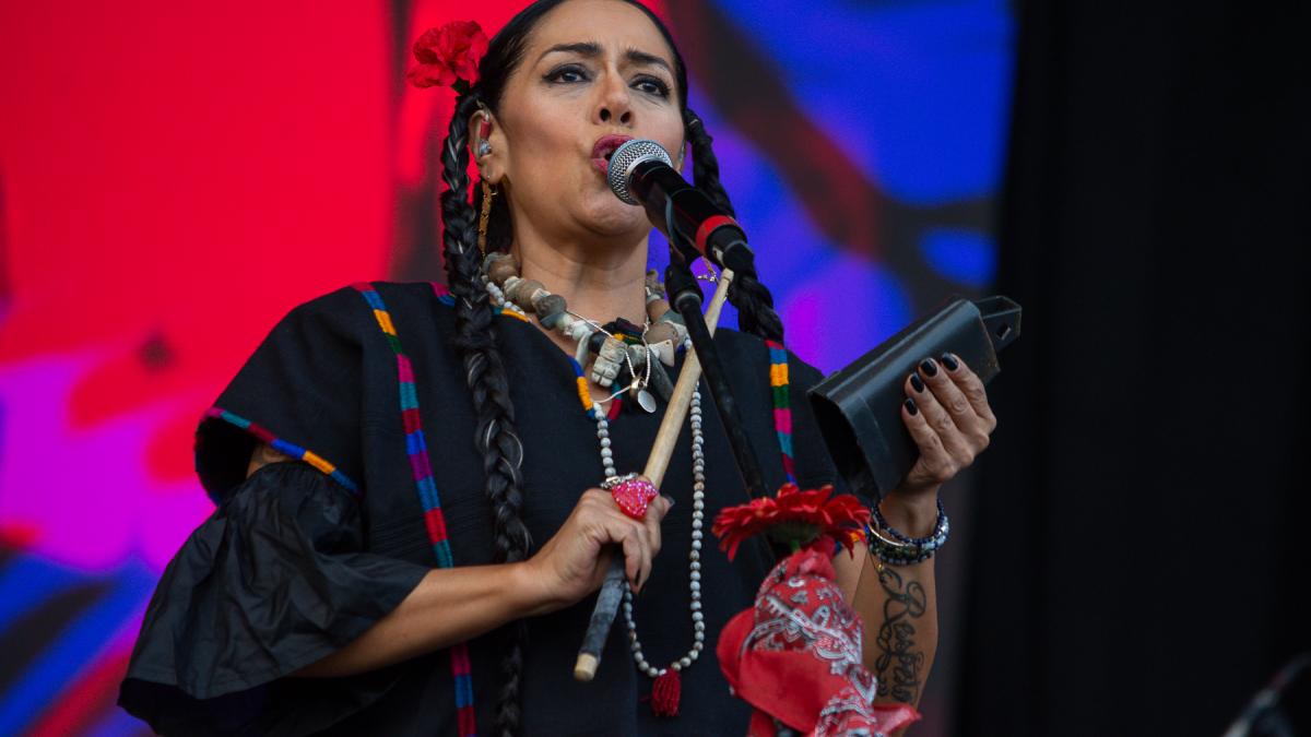 Vive Latino 2023: Lila Downs le canta a las desaparecidas y sube al escenario a Rubén Albarrán