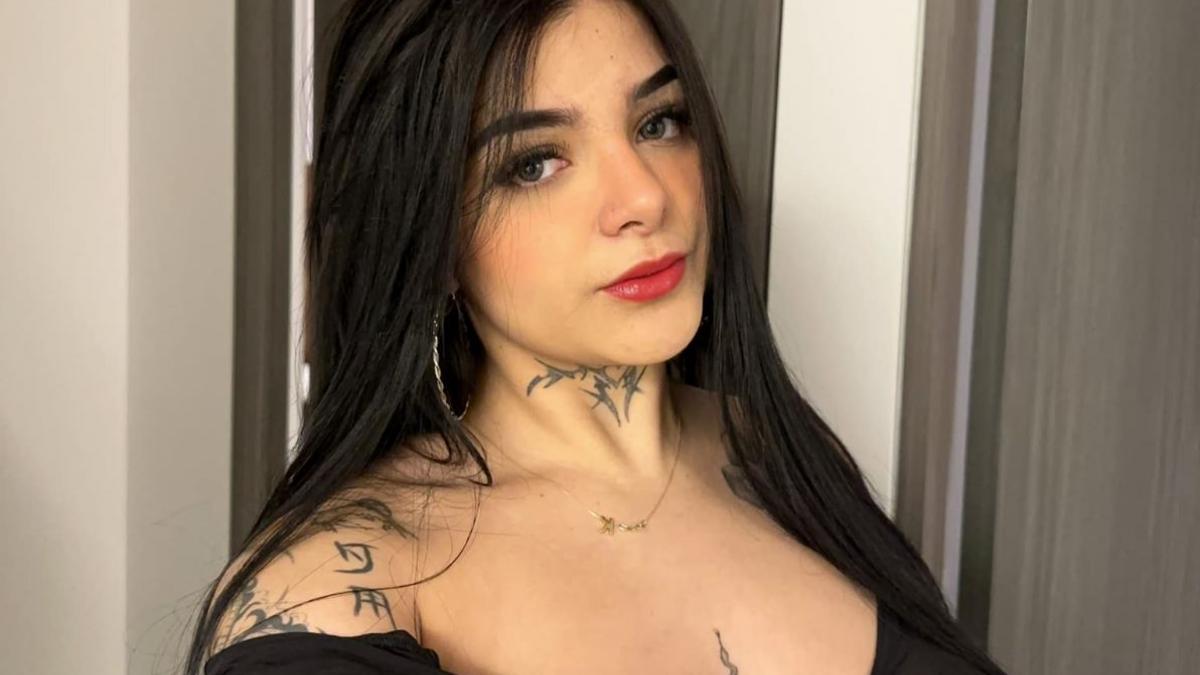 Karely Ruiz enamora en redes con un impresionante mini vestido de látex (VIDEO)