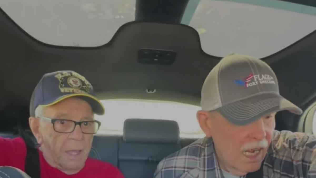 ¡Sorprendidos! Abuelitos suben a coche que se maneja solo; esta fue su reacción (VIDEO)