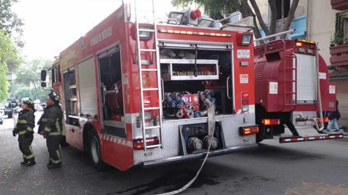 Equipos de emergencia responden a fuerte incendio en refaccionaria de la colonia Juárez