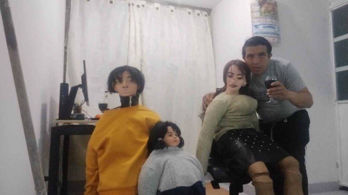 Hombre se vuelve viral por compartir su vida con su familia de trapo (FOTOS)