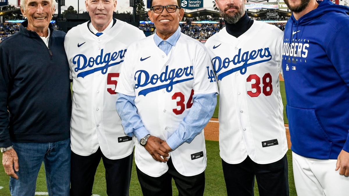 MLB: Fernando Valenzuela lanza primera bola en debut de Dodgers en la temporada al ritmo de 'México lindo y querido' (VIDEO)