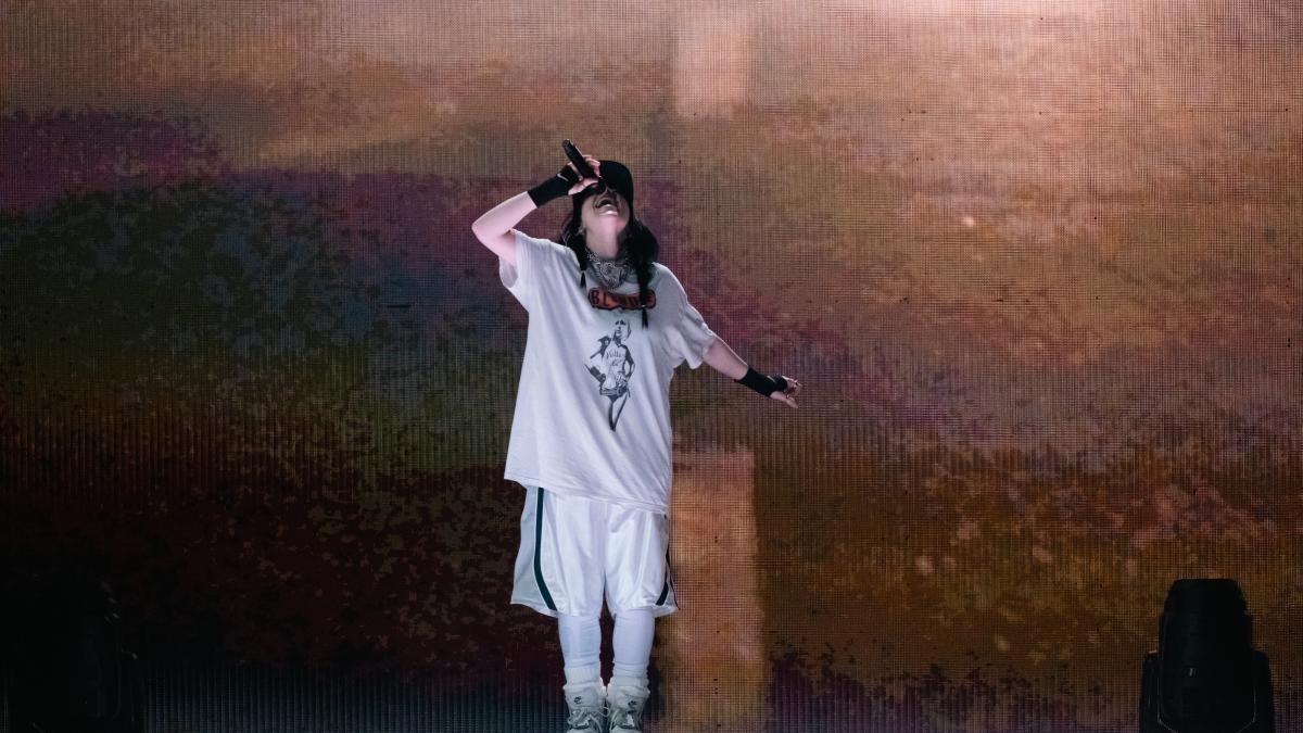 Billie Eilish salda deuda con fans de la CDMX